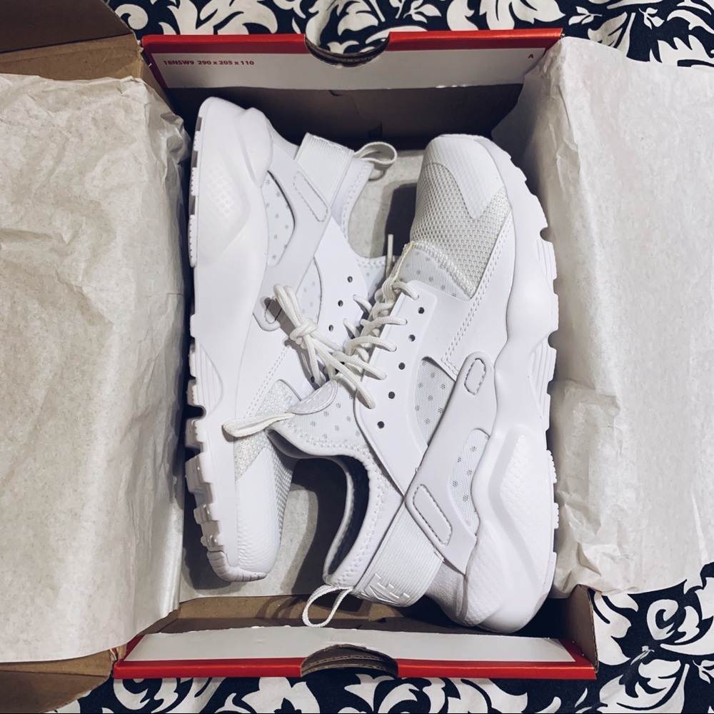 Women White Nike Huaraches